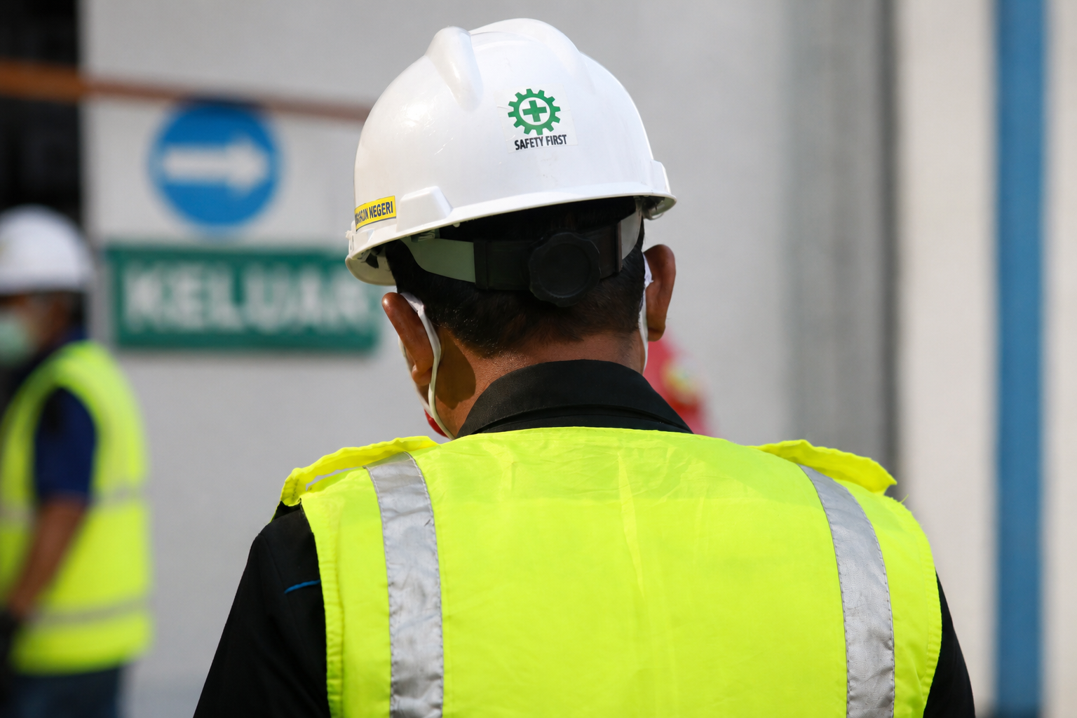 Trabalhador usando EPI em ambiente industrial após acidente de trabalho.